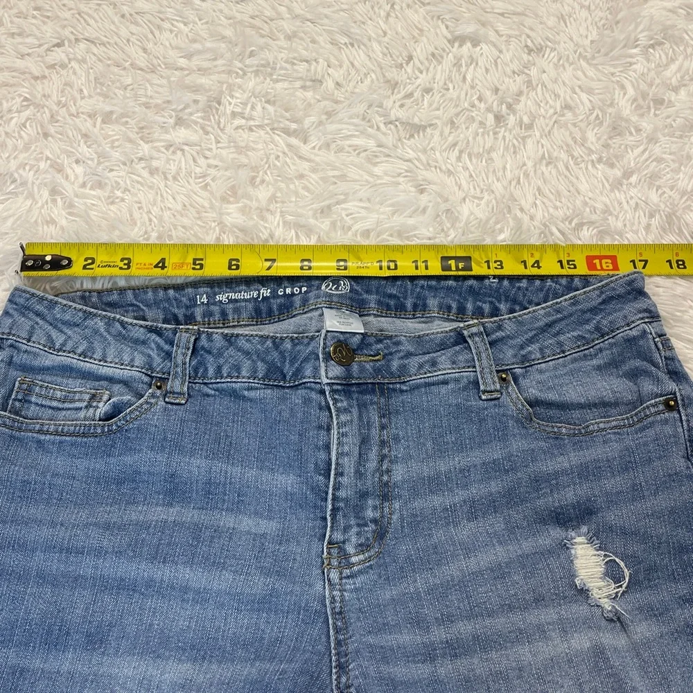 W62, SIGNATURE FIT CROP Stylish Blue Distressed Women Jeans SIZE 14